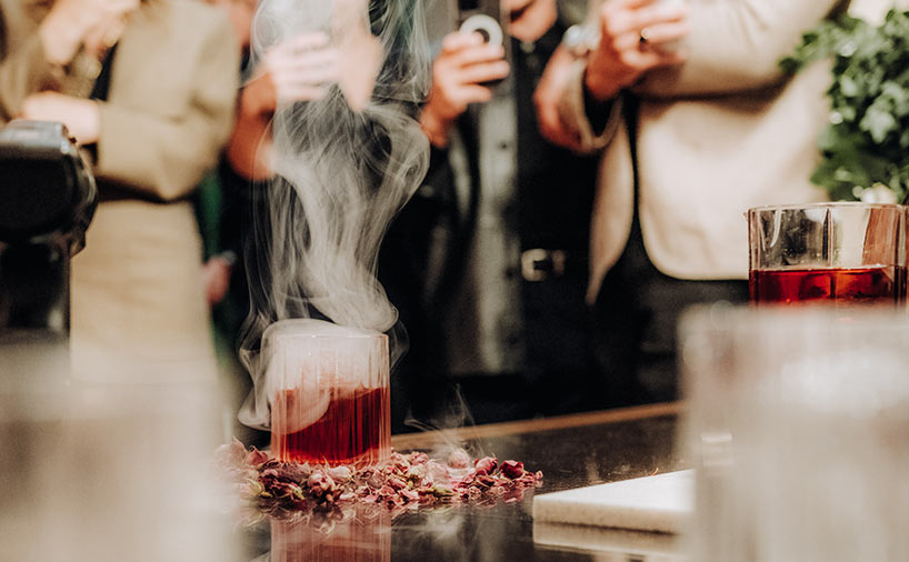 Professioneller Barkeeper Service mit rauchenden Cocktails und dramatischen Effekten bei einer Veranstaltung