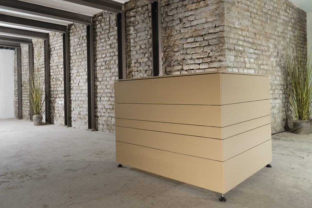 Moderne mobile Bar aus hellem Holz in industriellem Loft mit Backsteinwänden und Betonboden