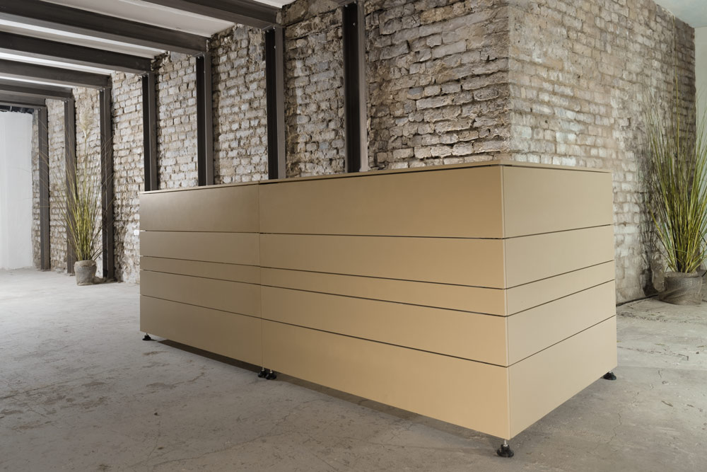 Mobile Bar aus hellem Holz in industrieller Loft-Atmosphäre mit Backsteinwänden und Stahlträgern