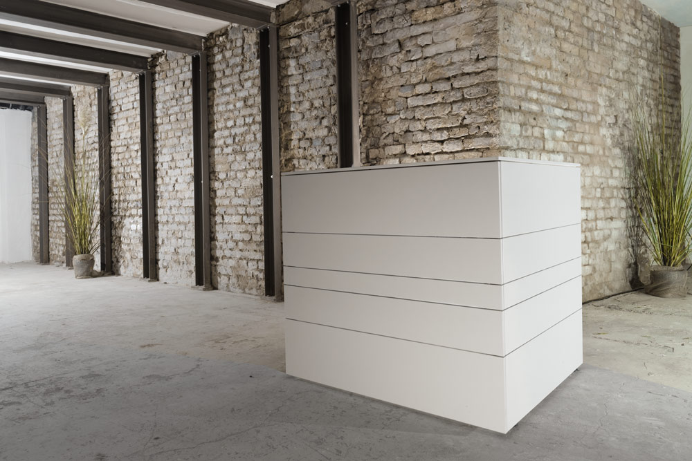 Moderne mobile Bar aus weißen Modulen in einem Loft mit Backsteinwänden und Betonboden