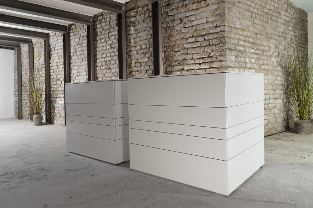 Moderne weiße mobile Bar in industriellem Loft mit Backsteinwänden und Betonboden, bereit für Barkeeper Service