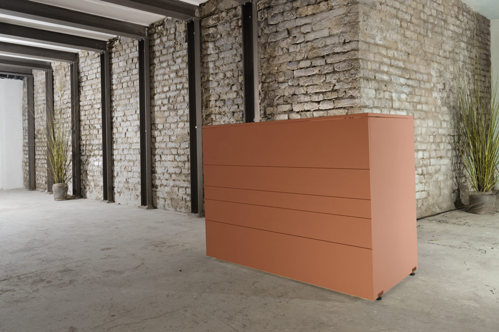 Orange mobile Bar in einem industriellen Loft mit Backsteinwänden und Stahlträgern, bereit für den Barkeeper Service