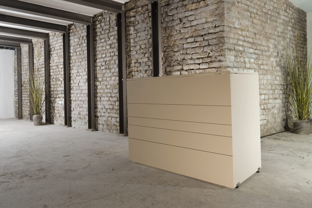 Moderne mobile Bar aus hellem Holz in industriellem Loft mit Backsteinwänden und Betonboden