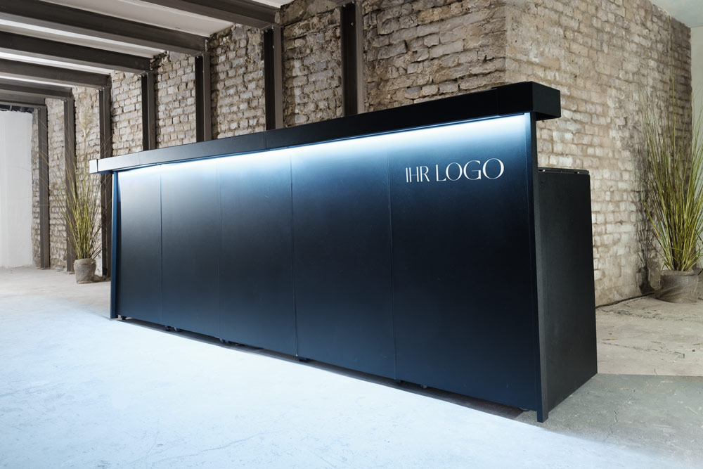 Moderne schwarze mobile Bar mit LED-Beleuchtung und Logo-Platzierung in industriellem Loft mit Backsteinwänden