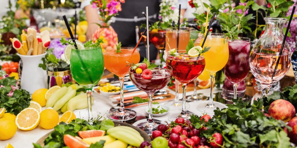 Bunte Cocktails und elegante Gläser für eine Veranstaltung.