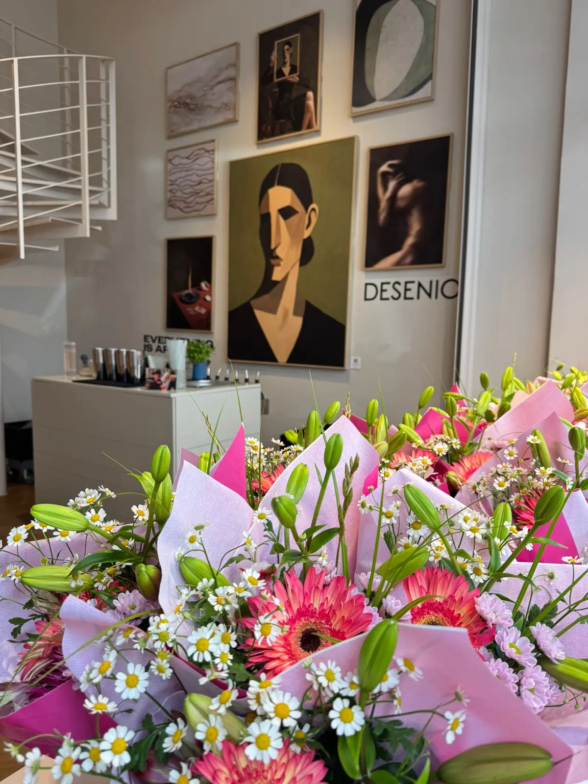 Blumenbouquets vor der Galeriewand mit Desenio-Kunstdrucken