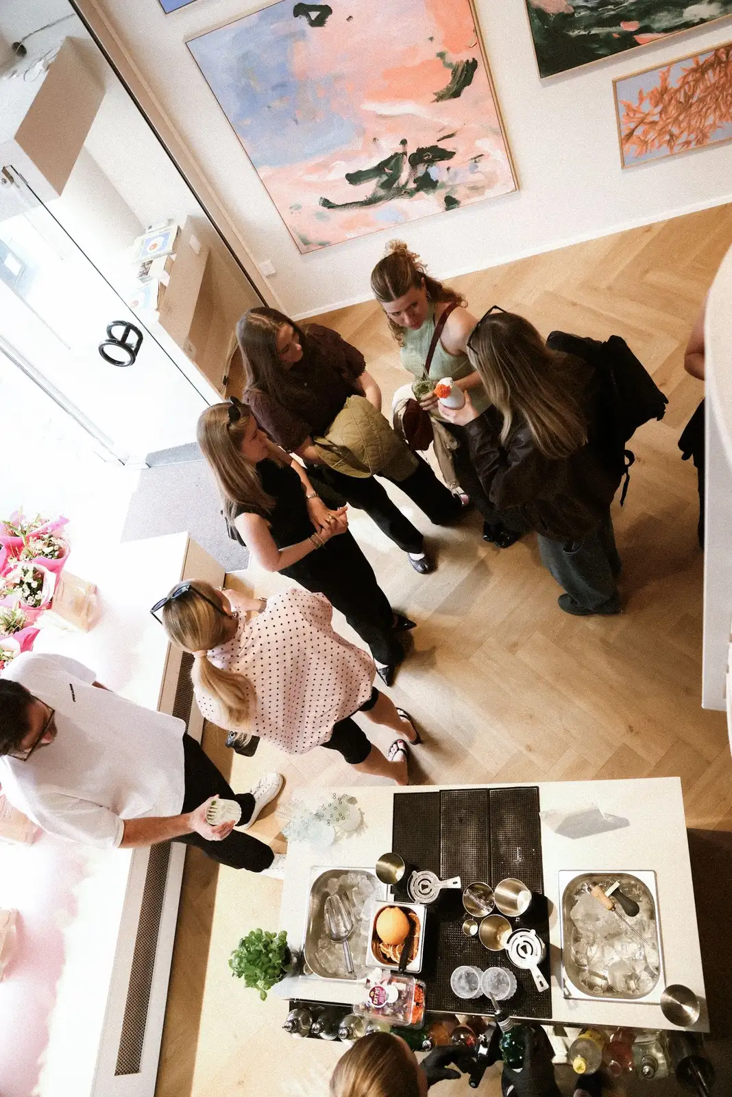 Blick von oben auf das Desenio-Event mit Gästen, Bar und Kunst in der Galerie