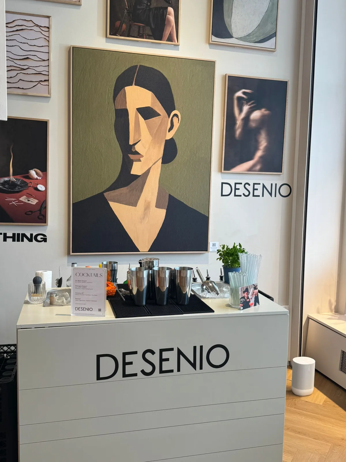 Mit Desenio-Logo gebrandete mobile Cocktailbar vor der Kunst-Galeriewand
