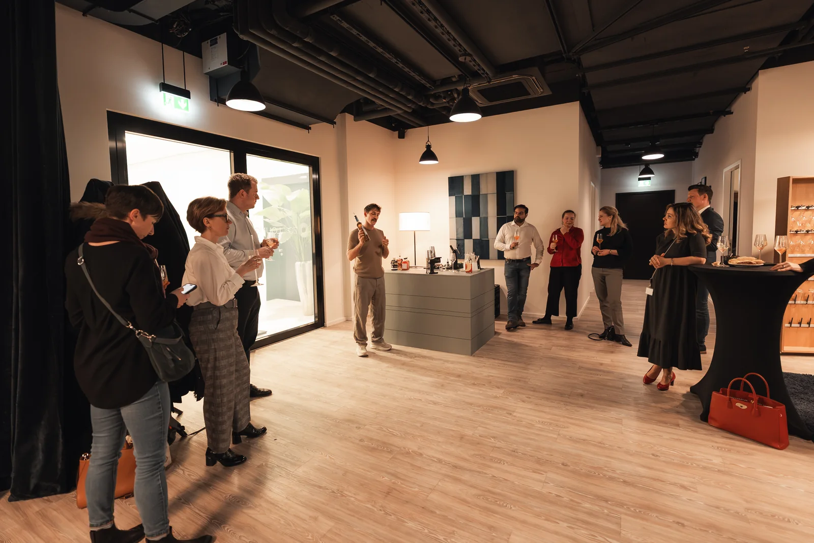 Gäste beim alkoholfreien Cocktail-Workshop von Dein Barkeeper im TaunusTurm Frankfurt