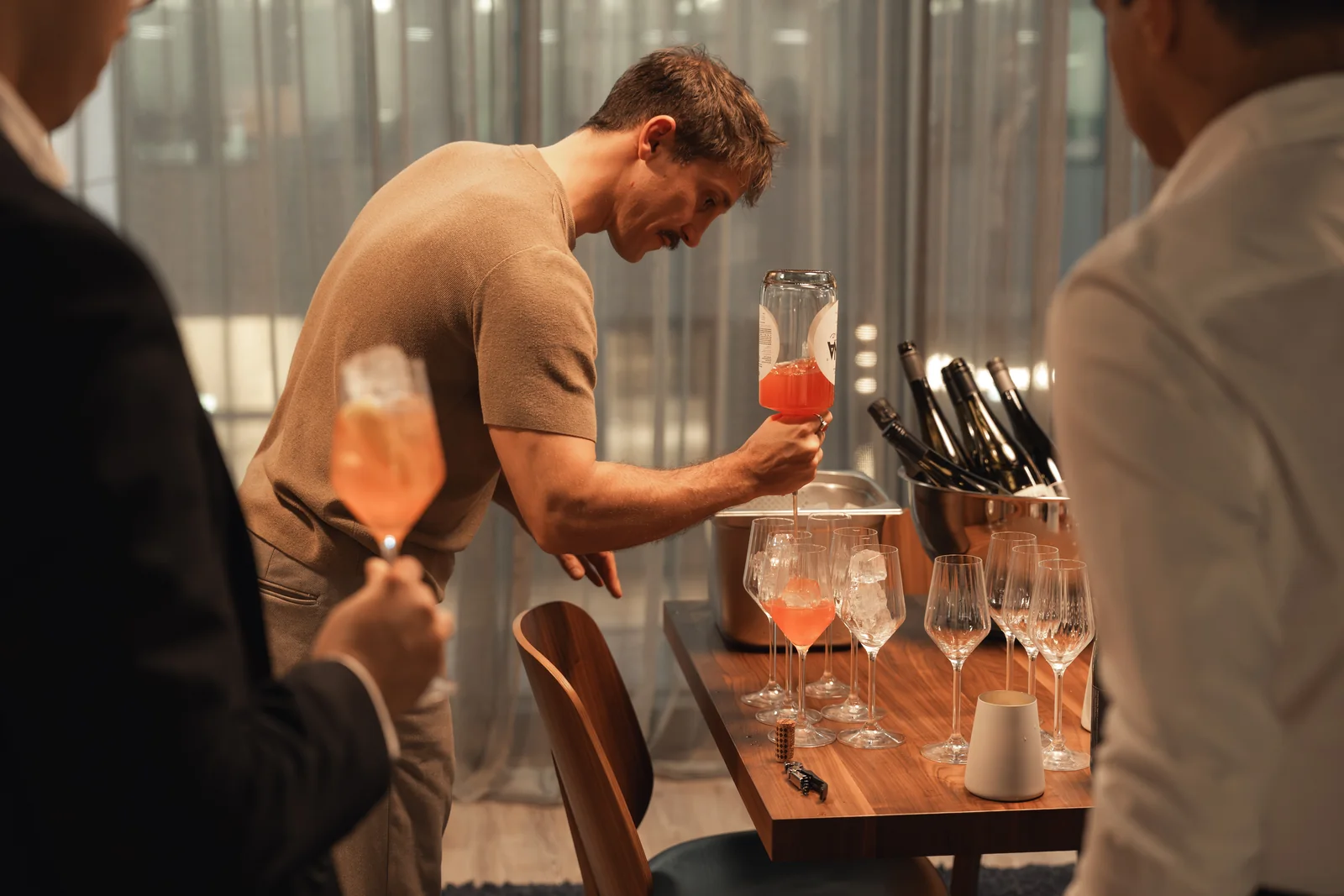 Fabian Rehn schenkt den alkoholfreien Aperitif beim Workshop in Frankfurt ein