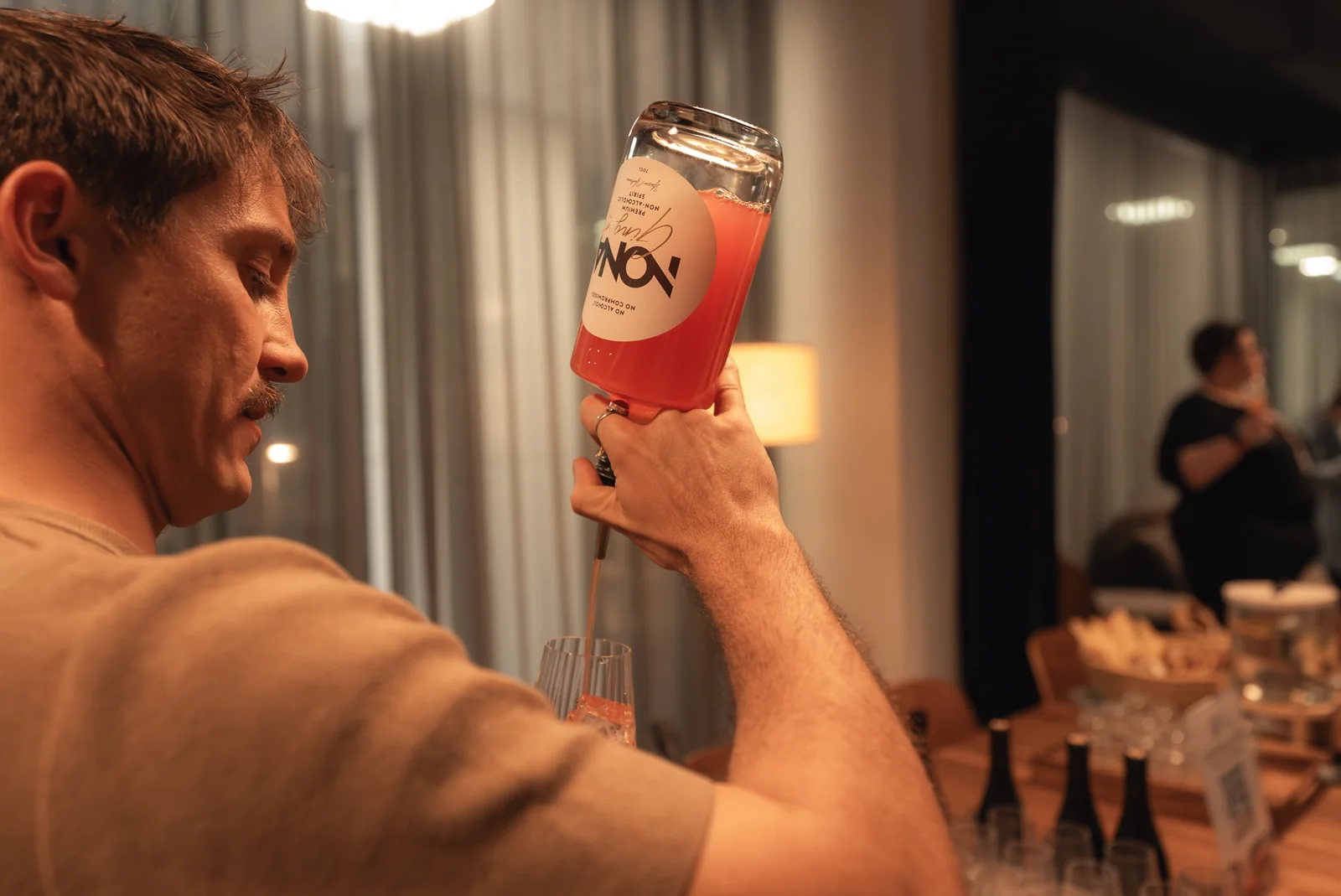 Fabian Rehn dosiert NONA Ginger für den alkoholfreien Aperitif