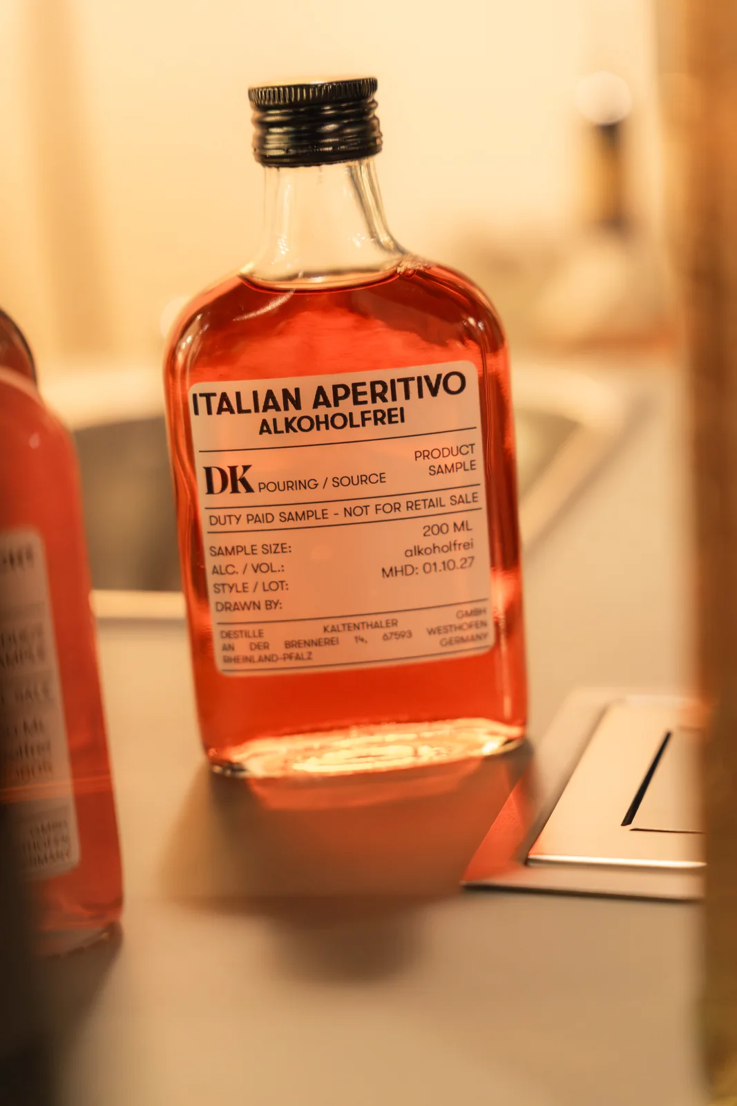 Flasche alkoholfreier Italian Aperitivo auf der Bar beim Workshop