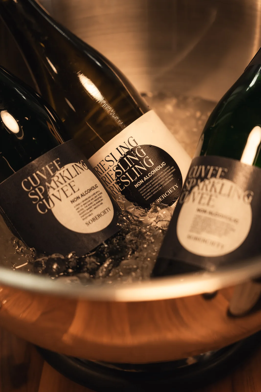 Alkoholfreier Riesling und Cuvée Sparkling von SOBERCIETY im Weinkühler