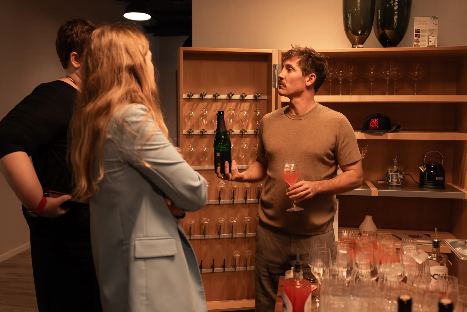 Fabian Rehn stellt Gästen einen Sparkling beim alkoholfreien Workshop vor