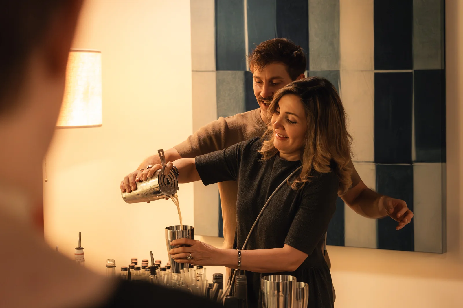 Teilnehmerin mixt mit Fabian Rehn einen alkoholfreien Cocktail