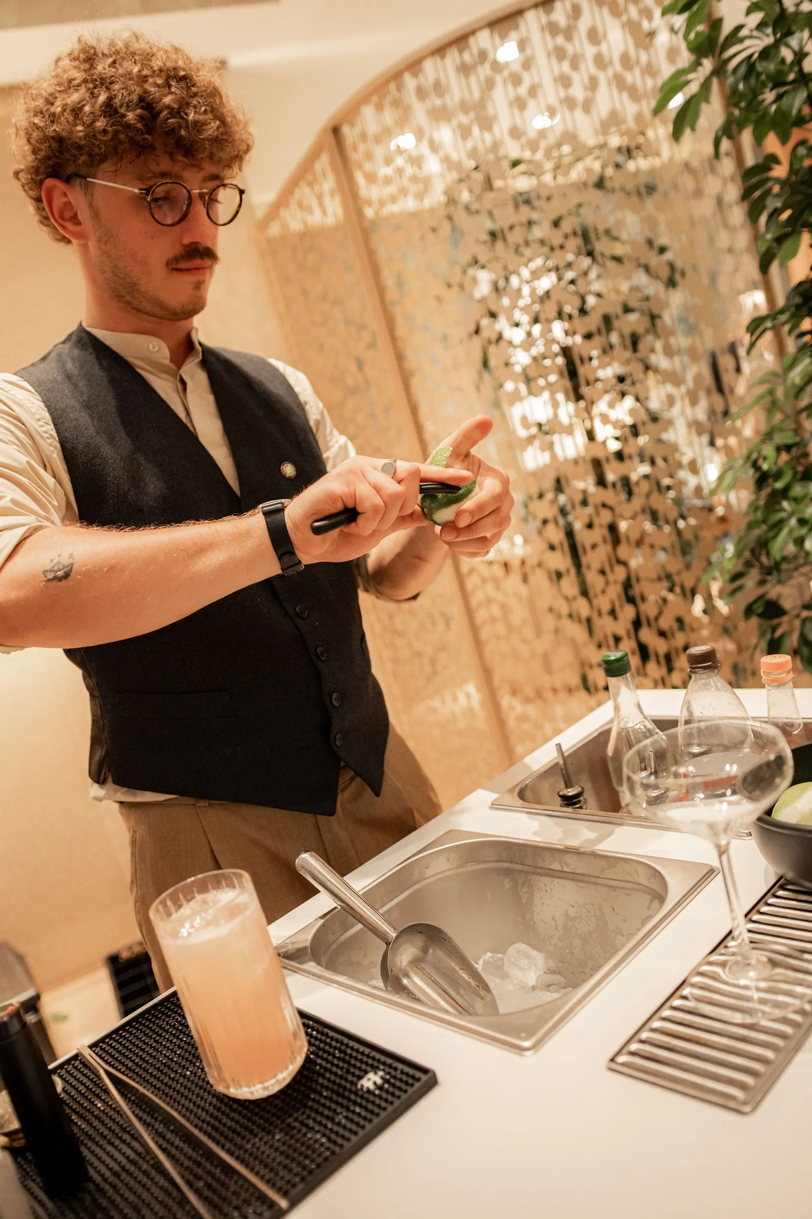 Durch ein Barsieb gelangt der Drink ins hohe Glas, eingeschenkt an unserer mobilen Theke in Wien