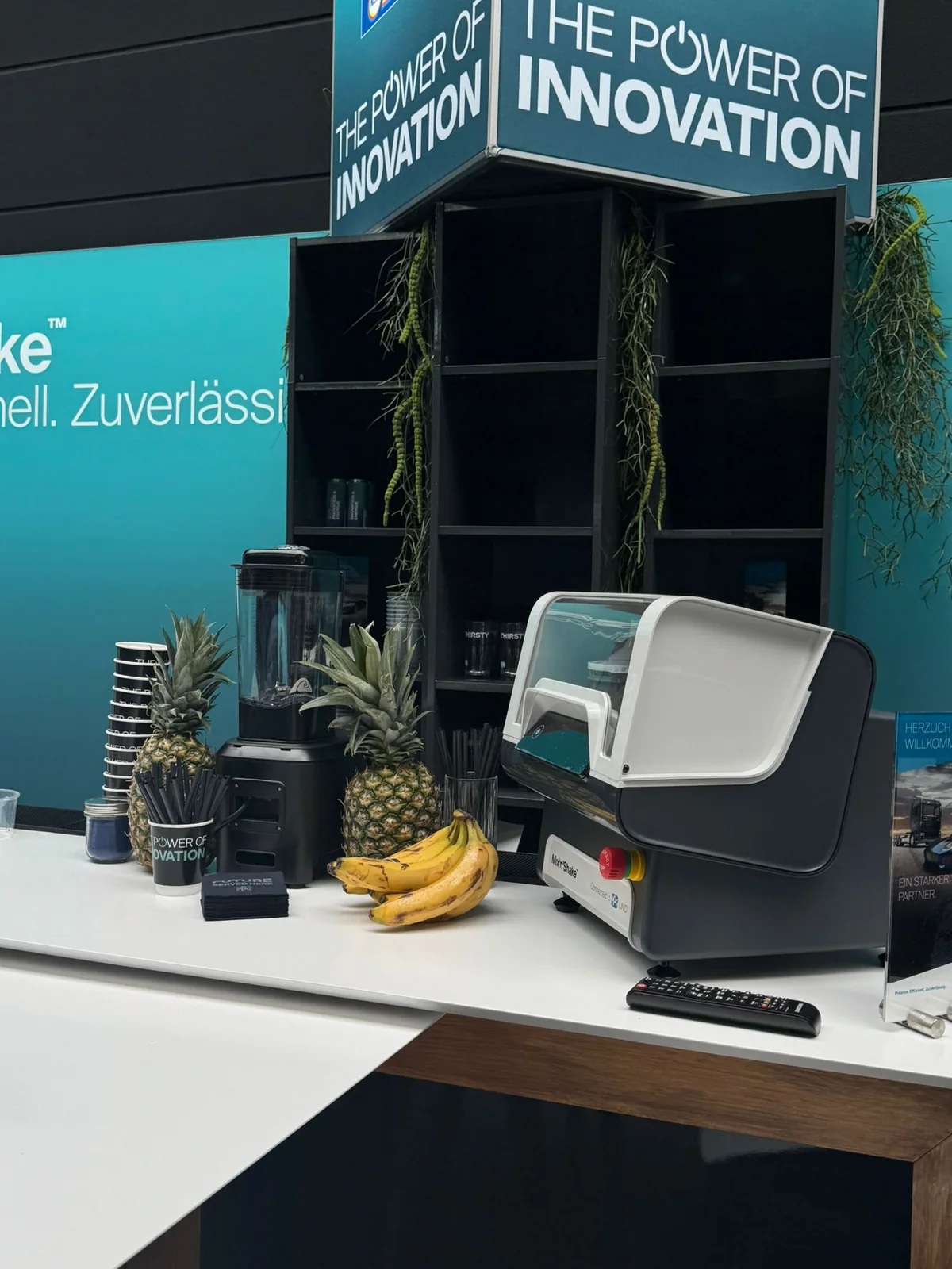 Mobile Bar von Dein Barkeeper am PPG-Messestand The Power of Innovation mit Mixer und frischem Obst