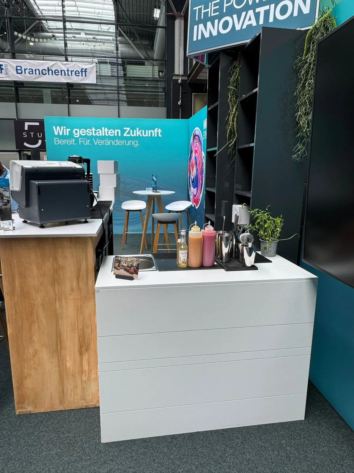 Messestand von PPG beim ZKF-Branchentreff in Köln mit Bar von Dein Barkeeper