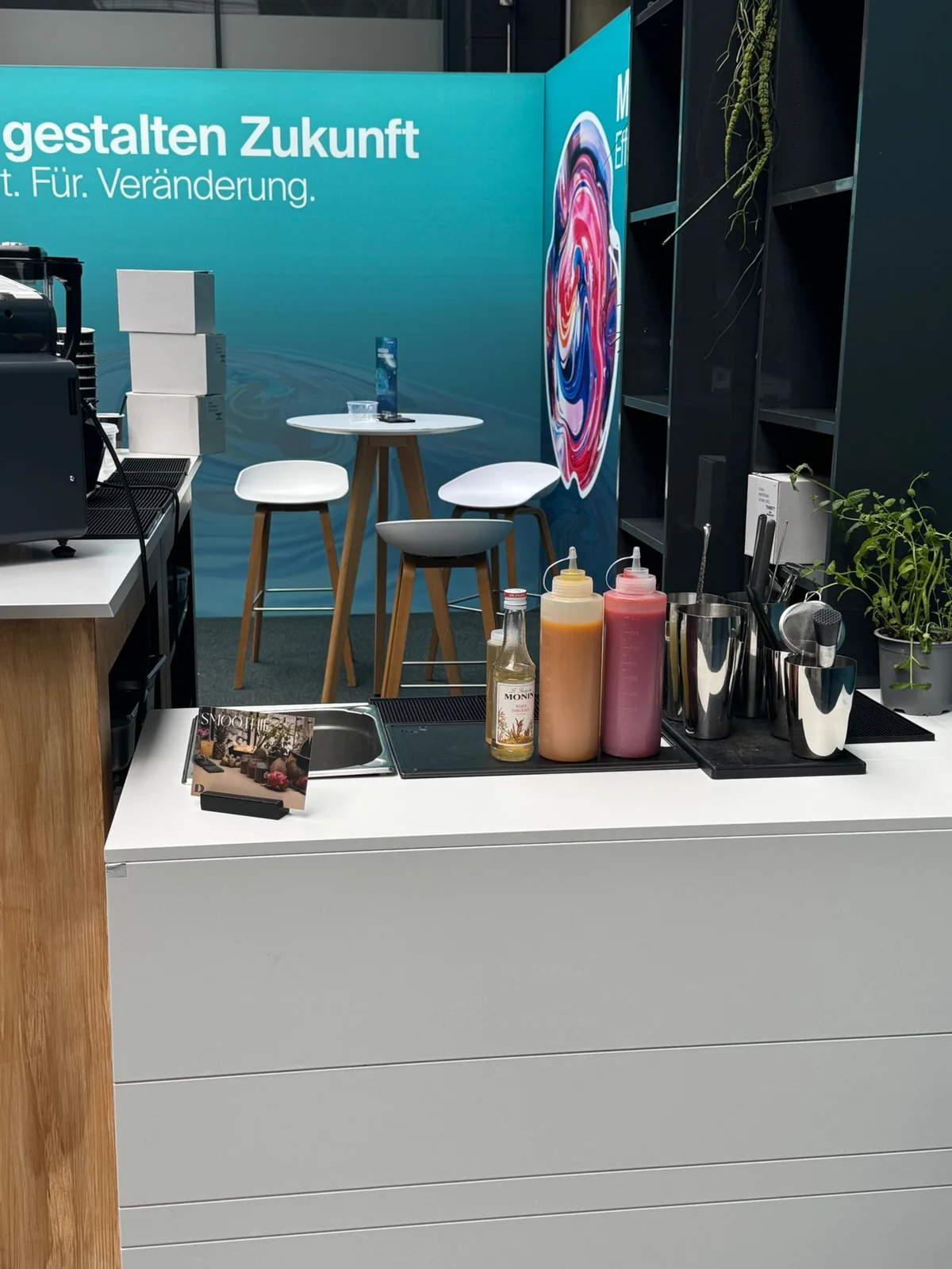 Bartheke mit Sirupen und Bar-Equipment für Signature Drinks auf der Messe in Köln
