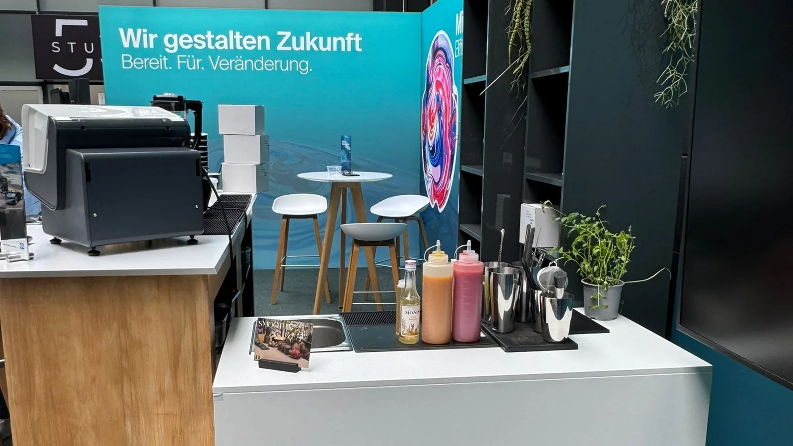 Mobile Bar von Dein Barkeeper am Messestand von PPG in Köln