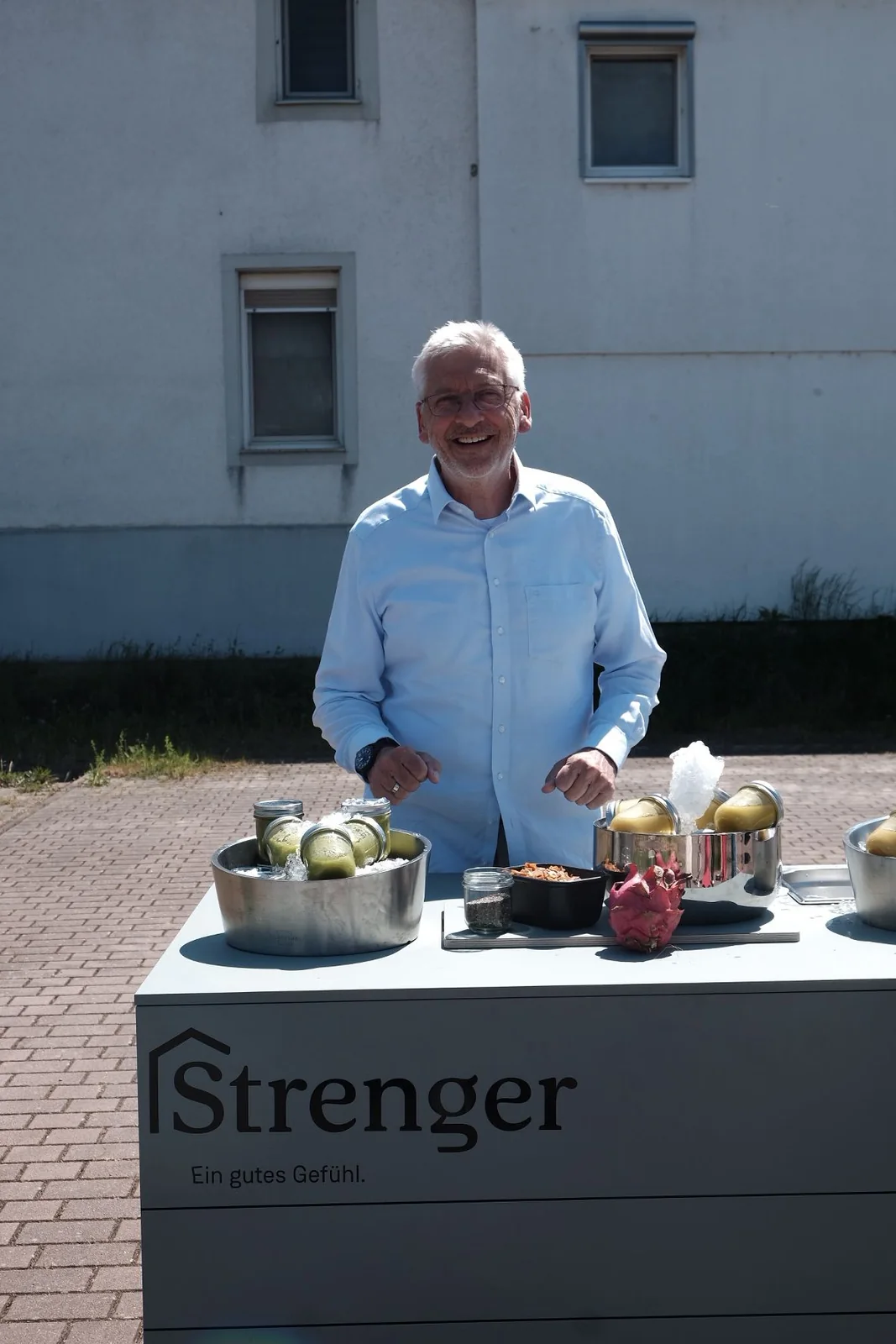 Gastgeber von Strenger an der gebrandeten mobilen Bar mit Smoothies