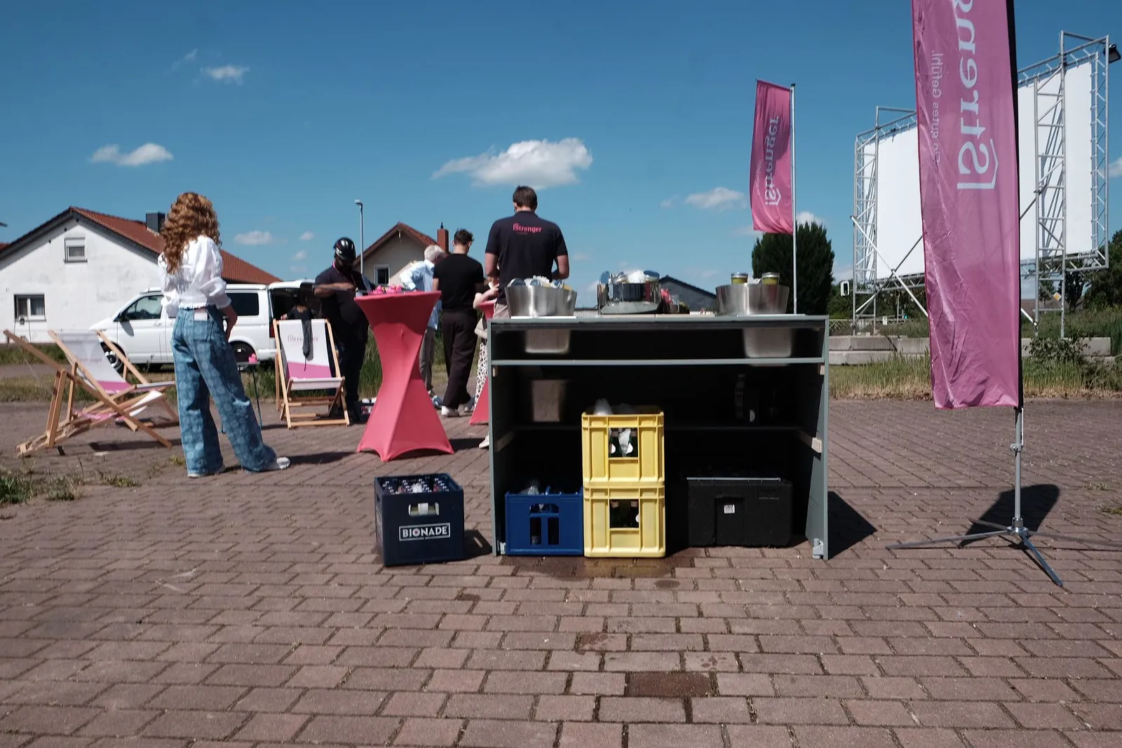 Mobile Bar von Dein Barkeeper auf dem Grundstück von Strenger mit Beachflags