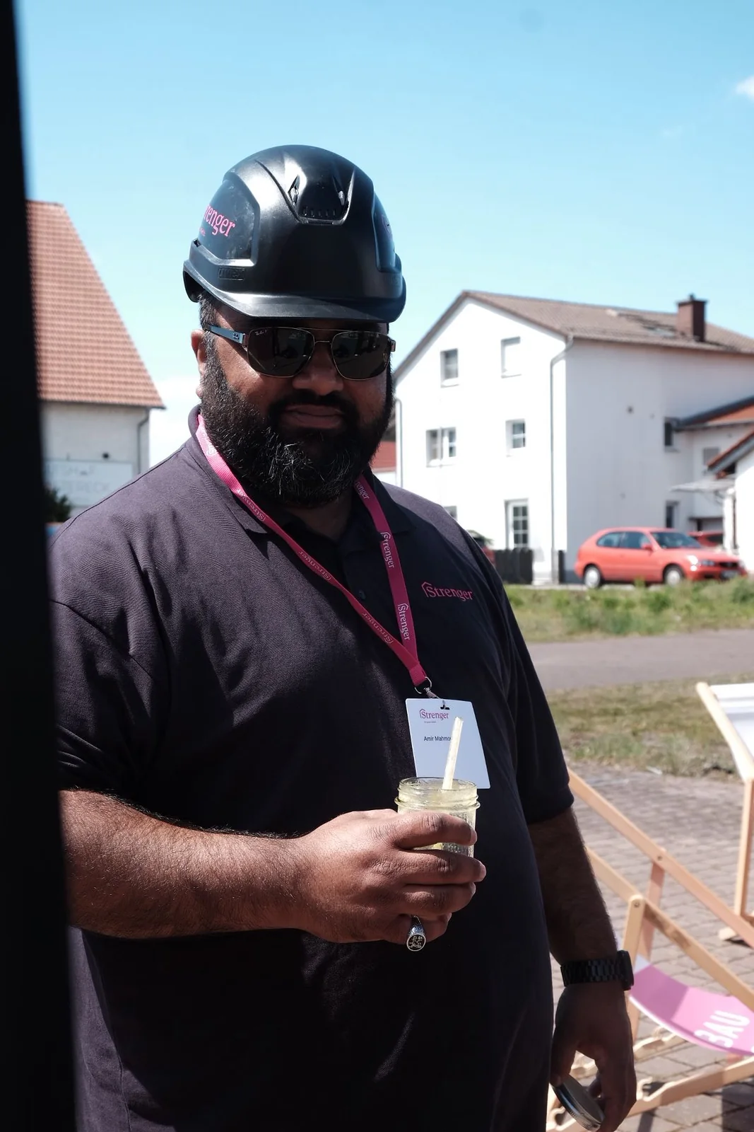 Mit Bauhelm und Smoothie bei der Grundstücksvorstellung von Strenger
