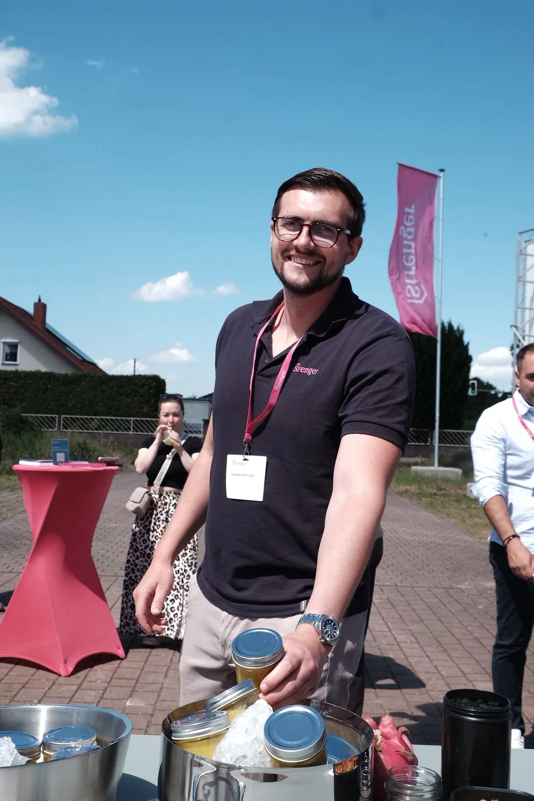 Mitarbeiter von Strenger nimmt ein Smoothie-Glas von der mobilen Bar