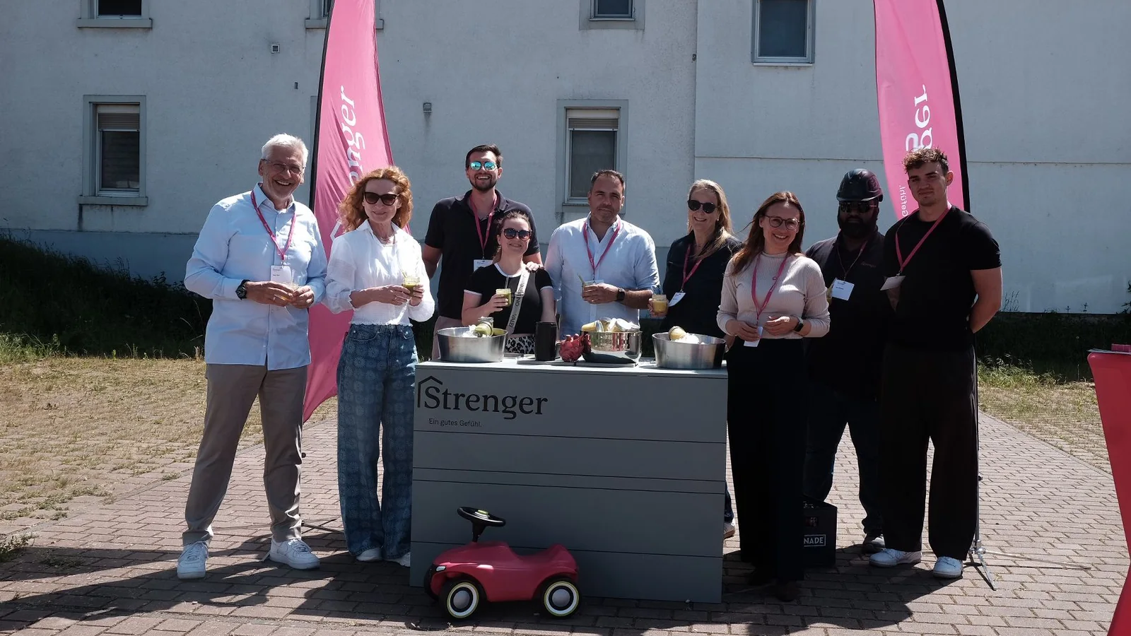 Strenger-Team mit Smoothies an der mobilen Bar von Dein Barkeeper