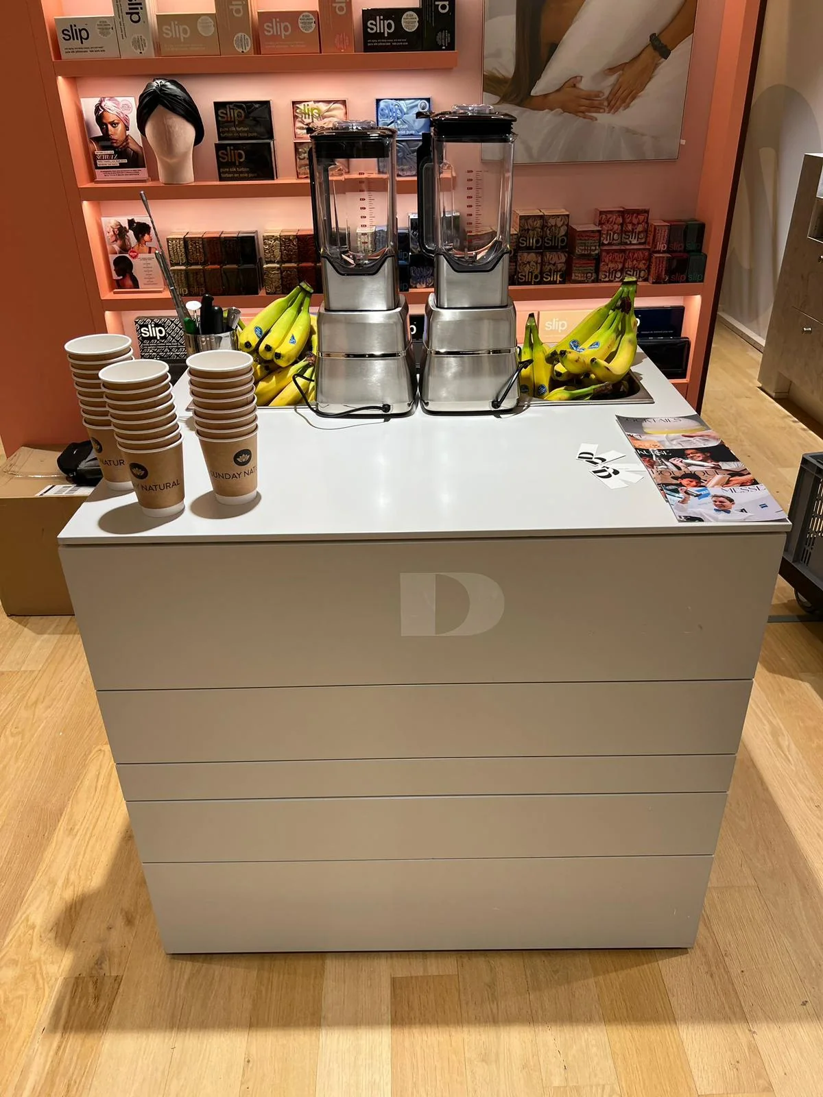 Weiße mobile Smoothie-Bar von Dein Barkeeper mit zwei Mixern und Bananen für Sunday Natural