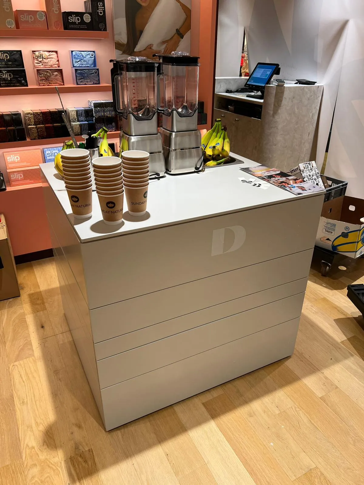 Smoothie-Bar mit gebrandeten Bechern im Store in Berlin